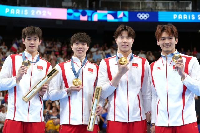巴黎奥运会丨游泳——中国队获男子4x100米混合泳接力金牌+XxjpseC007551_20240805_MVPFN0A001.jpg